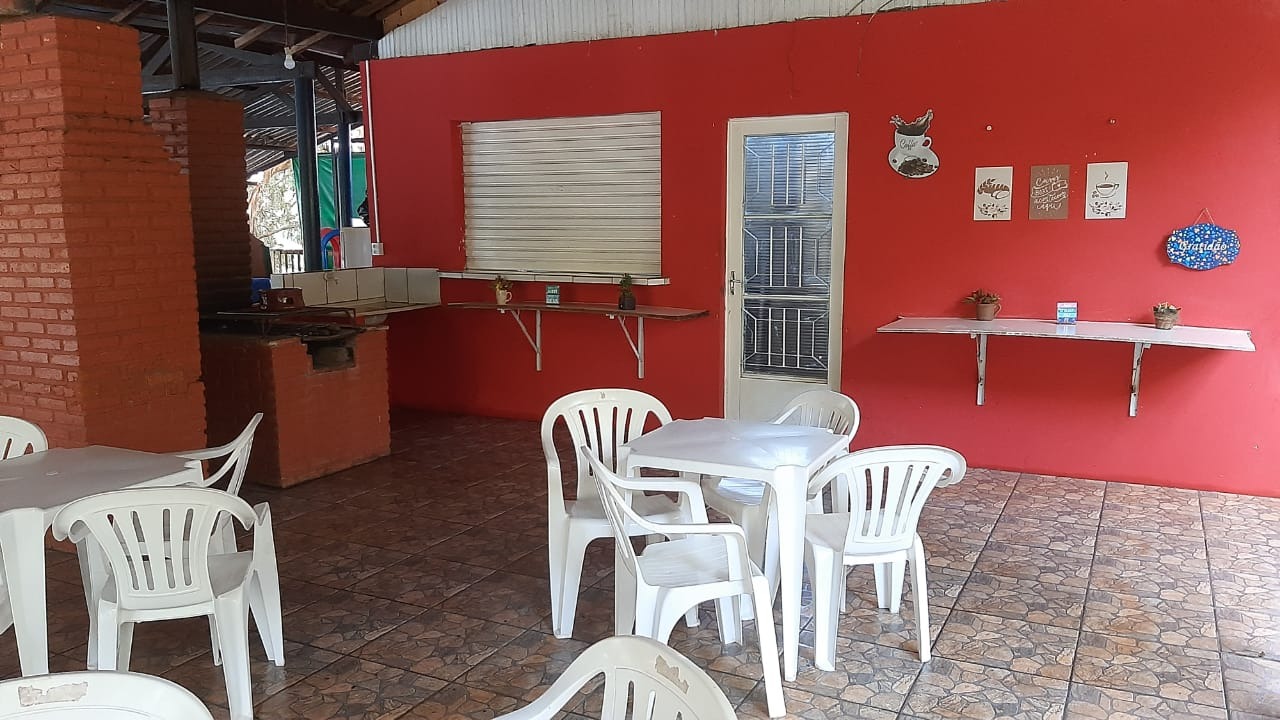 Salão de convivência com churrasqueira e apoio de cozinha