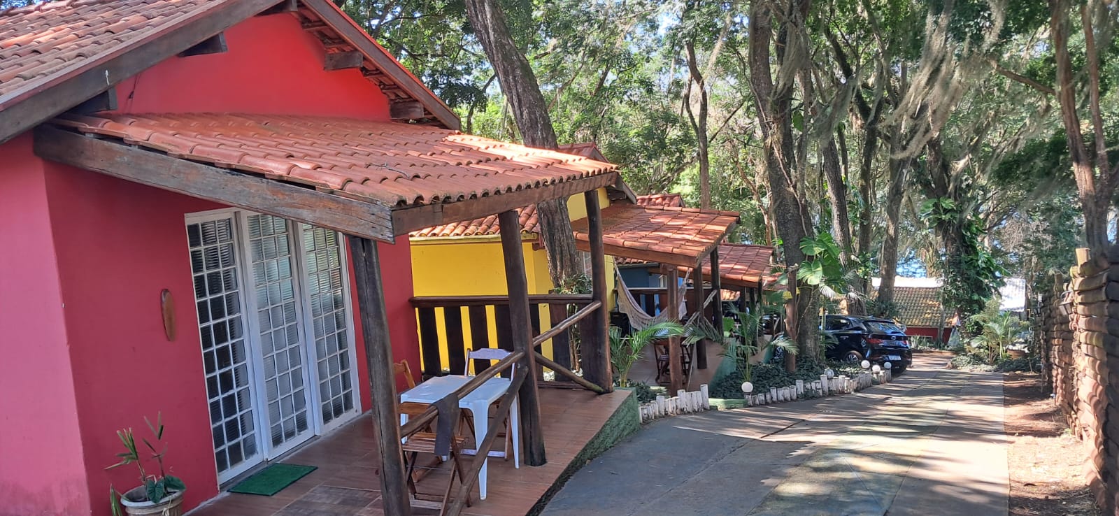 Fileira dos chalés em meio às árvores